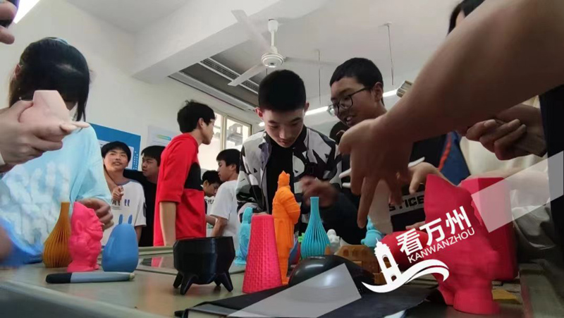 2022年4月21日，重庆瑞佳达科技3D打印科普知识进校园活动走进万州区高龙初级中学。学生们近距离观察3D打印作品，了解3D打印机的工作原理，启发学生的设计思考能力和创新思维。